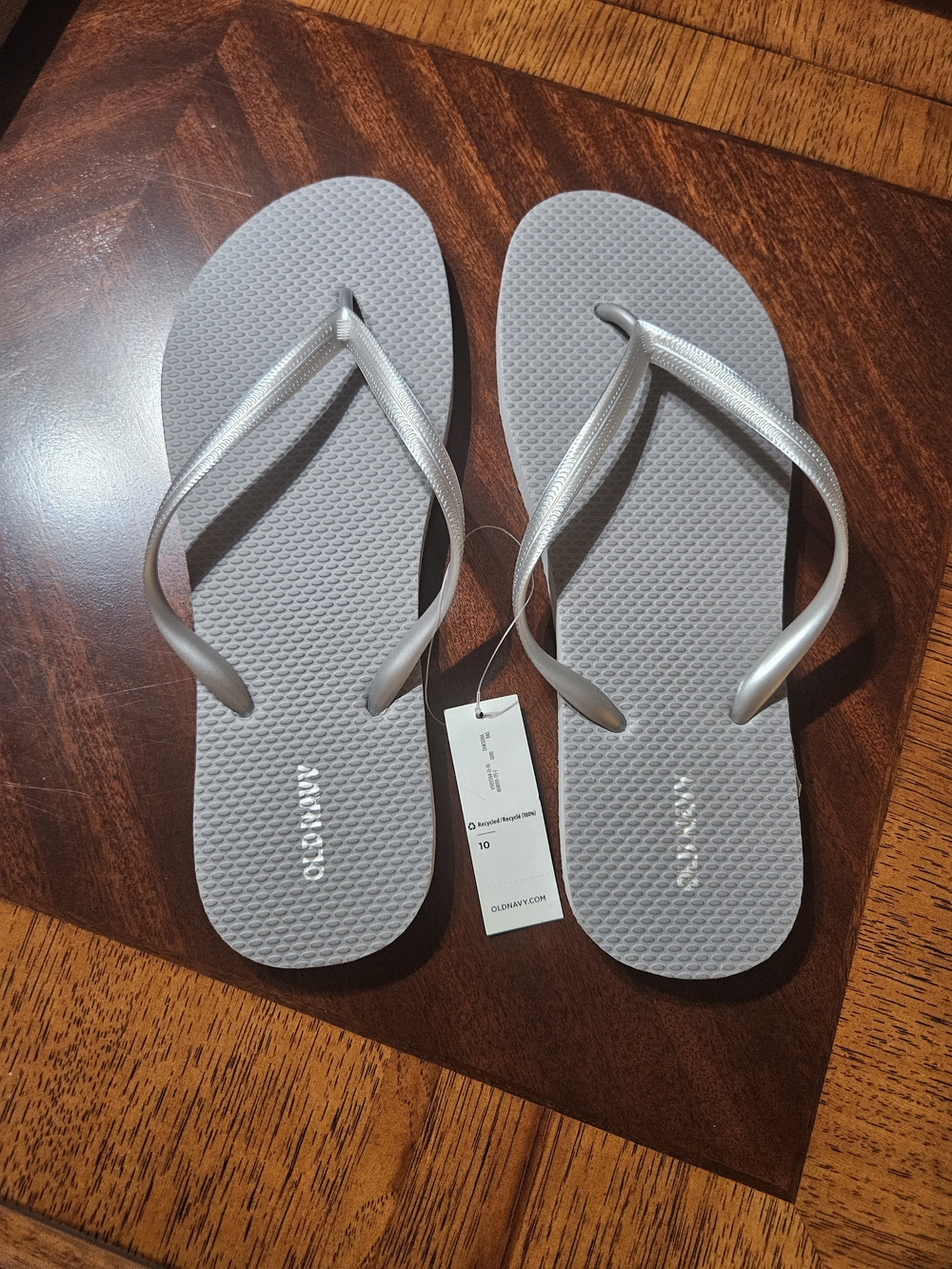 Women’s Silver Old Navu Flip Flop Sandals -NWT